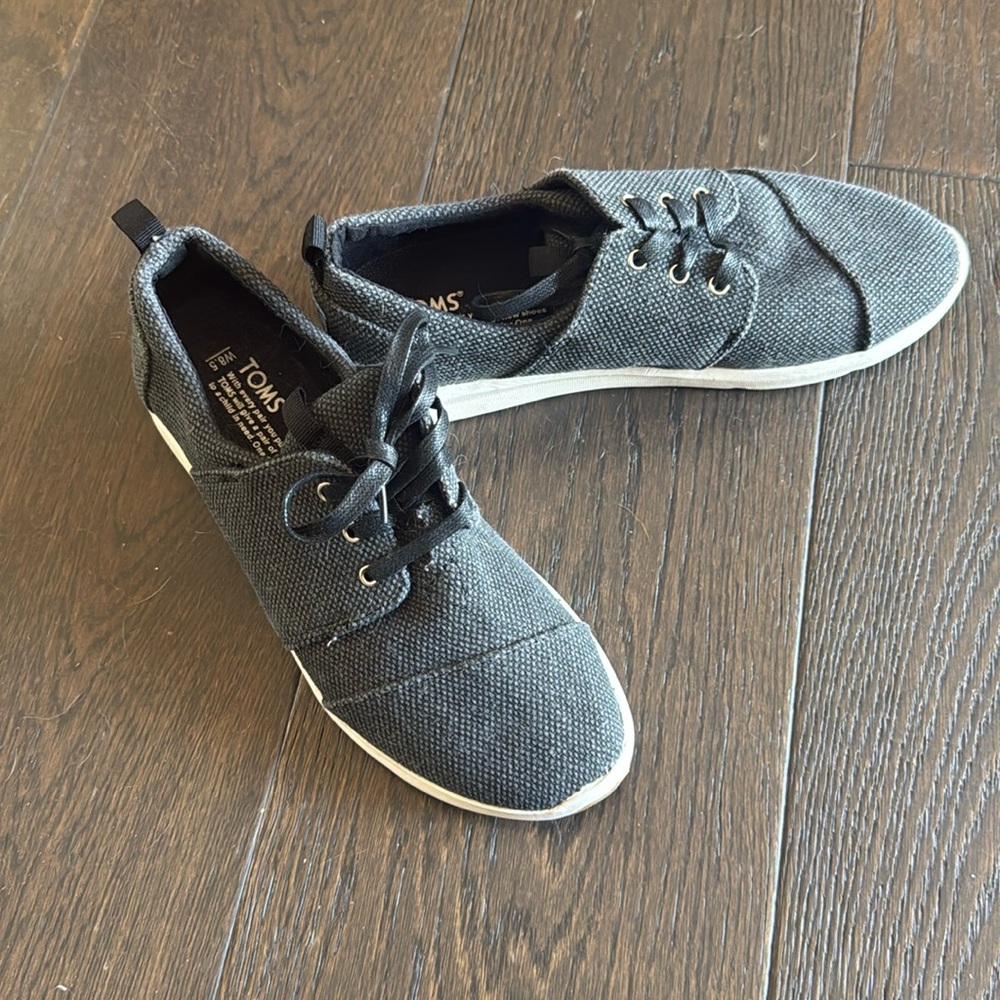 NWOT Tom’s never worn Women’s size 8.5 canvas sneakers